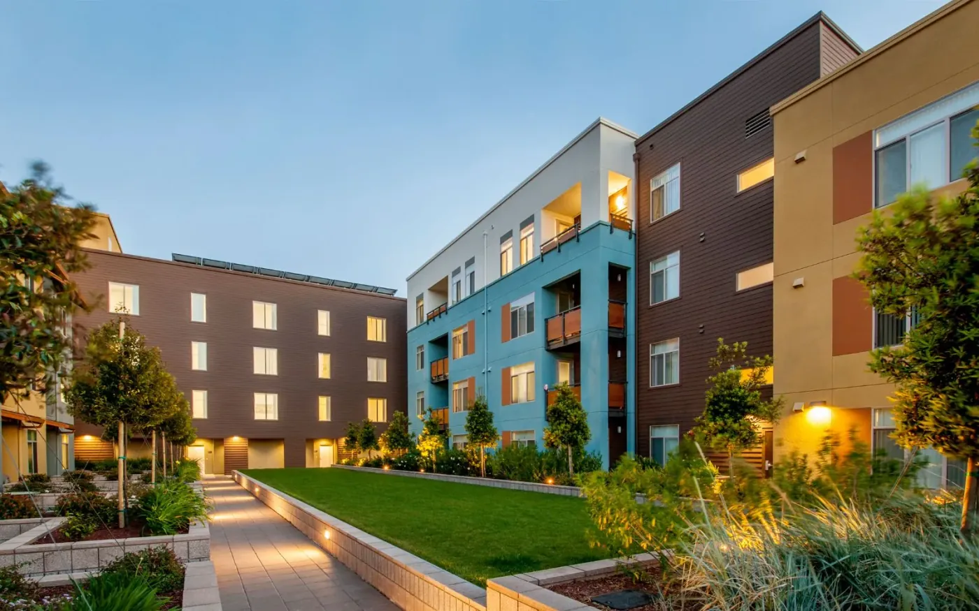 Copropiedad residencial moderna con zonas comunes y jardines